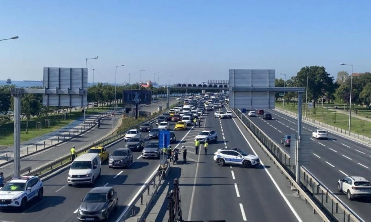 Zeytinburnu&rsquo;nda panelvan ara&ccedil; alev alev yandı